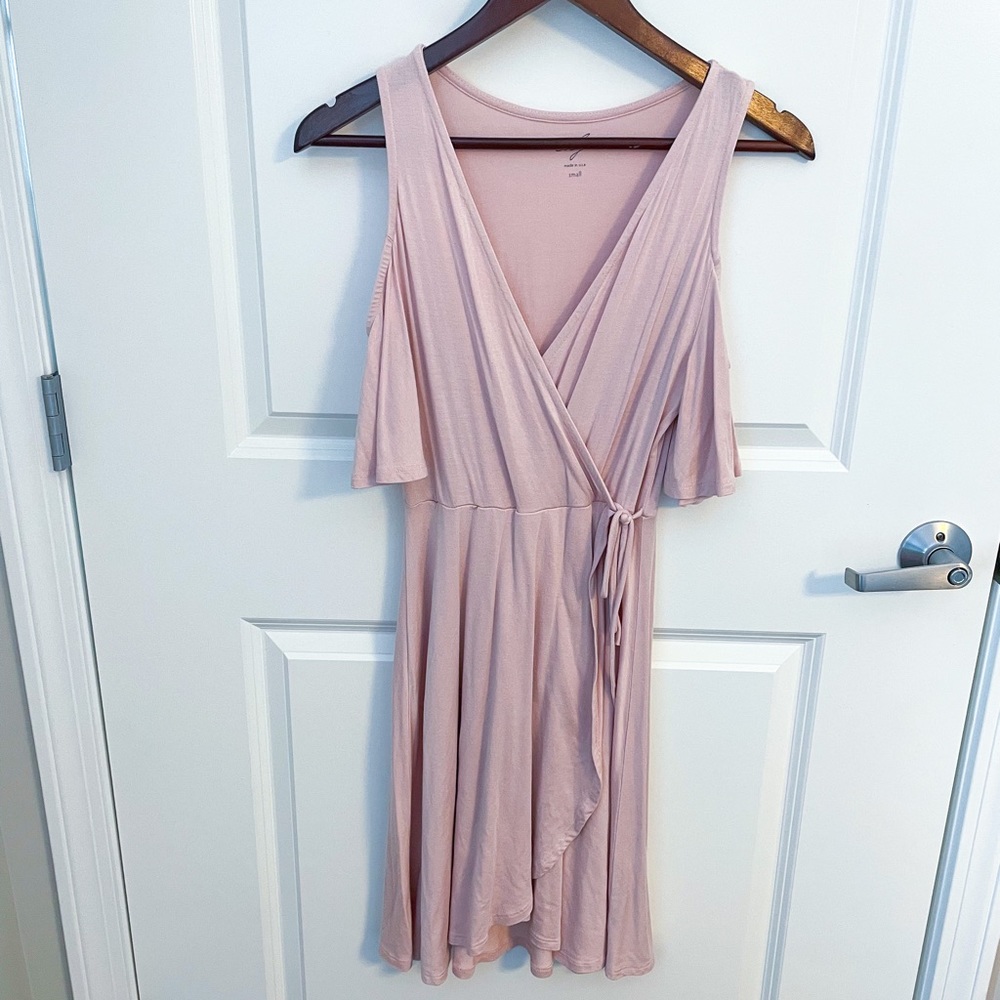 Francesca’s Collection Alya faux wrap cold shoulder dress in blush pink - Picture 3 of 8